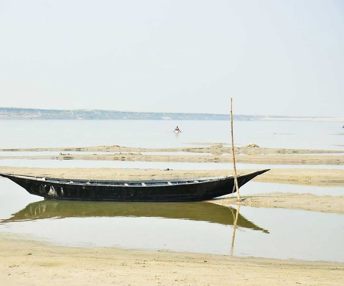 Vista do rio e equipamento de pesca